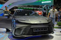 Cận cảnh Toyota Camry hybrid hoàn toàn mới tại Việt Nam