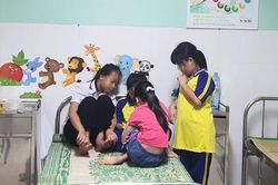 15 học sinh tiểu học nhập viện nghi do ăn sữa chua