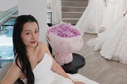Quỳnh Chi mặc váy cưới