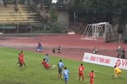 HLV nước ngoài của đội bóng Việt Nam bức xúc, lên mạng chỉ trích trọng tài vì bỏ qua 3 quả 11m trong trận 'thủy chiến'