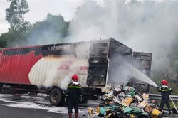 Xe tải chở bưu phẩm chuyển phát nhanh bốc cháy trên cao tốc ở Quảng Ngãi