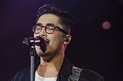Vũ hòa giọng với 14.000 khán giả trong concert 'Bảo tàng của nuối tiếc' ở Hà Nội