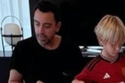 Vợ đăng ảnh 'nhạy cảm' làm dậy sóng dư luận giữa tin đồn Xavi thay Ten Hag dẫn dắt MU