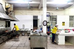Bảo đảm an toàn thực phẩm và dinh dưỡng cho bữa cơm của công nhân lao động