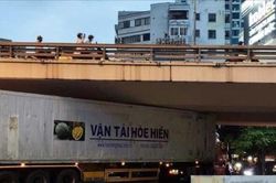 Giải cứu xe container mắc kẹt dưới gầm cầu vượt Ngã Tư Sở