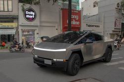 Loạt ảnh bán tải điện Tesla Cybertruck đầu tiên tại Việt Nam lăn bánh trên phố