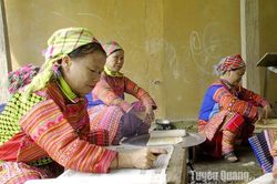 Người Mông Hoa ở Xuân Lập giữ nghề thêu truyền thống