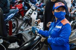 Giá xăng giảm lần thứ ba liên tiếp