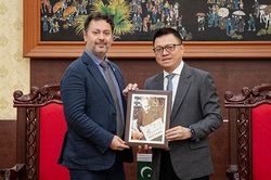 Tổng Biên tập Báo Nhân Dân tiếp Đại sứ Pakistan tại Việt Nam