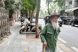 Ông lão Hà Nội nuôi vịt như thú cưng, chiều chiều dắt đi dạo phố