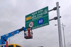 Dòng chữ 'Tập đoàn Sơn Hải bảo hành 10 năm' trên biển báo cao tốc bất ngờ bị xóa