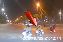 Tài xế ô tô thiếu quan sát, húc văng người đi xe máy