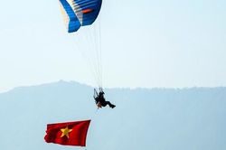 Chiêm ngưỡng màn dù lượn kéo cờ Tổ quốc trên bầu trời núi Tản