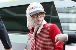 G-Dragon gây sốt tại sân bay bên siêu xe Tesla Cybertruck