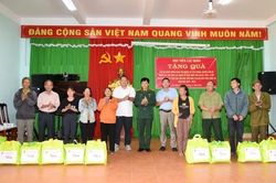 Học viện Lục quân thăm, tặng quà cho các gia đình chính sách và hộ khó khăn