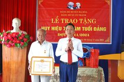 Trao Huy hiệu 70 năm tuổi Đảng tại các huyện: Lâm Thao, Hạ Hòa, Tam Nông