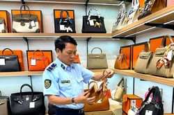 Đà Nẵng: Xử phạt 2 cửa hàng bày bán túi xách giả mạo nhãn hiệu Chanel, Gucci