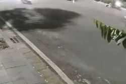 Clip: Thương tâm cô gái trẻ bị nhóm 'xế điên' tông tử vong khi đang chờ đèn đỏ