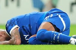Vừa trở lại sau 1 năm vắng bóng, Neymar lại dính chấn thương, nguy cơ tiếp tục 'ngồi chơi xơi nước'