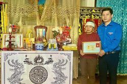 Trao huy hiệu 'Tuổi trẻ dũng cảm' cho nam thanh niên xung kích bị nước cuốn trôi