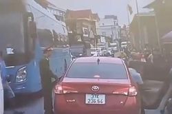 Xuống đôi co với công an, người đàn ông đẩy cửa xe ô tô làm ngã xe máy