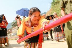 Sôi động trò chơi dân gian trong Ngày hội Đại đoàn kết của người Khơ Mú ở Nghệ An