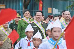 Giám đốc Công an tỉnh Nghệ An chung vui Ngày hội Đại đoàn kết với người dân xã Mường Típ (Kỳ Sơn)