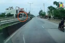 Hai học sinh phóng xe máy ngược chiều trên quốc lộ