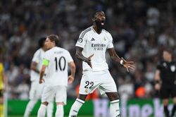 Khoảnh khắc cầu thủ duy nhất của Real Madrid đứng lại cảm ơn CĐV sau trận thua sốc Milan khiến nhiều người bàng hoàng