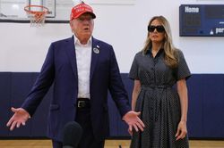 Bầu cử tổng thống Mỹ: Ông Trump và bà Harris tiếp tục vận động giờ chót