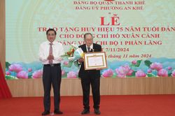 98 đảng viên quận Thanh Khê nhận Huy hiệu Đảng đợt 7-11