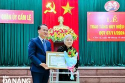 Quận ủy Cẩm Lệ trao Huy hiệu Đảng cho đảng viên
