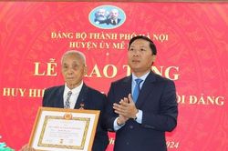 133 đảng viên ở huyện Mê Linh được trao tặng Huy hiệu Đảng đợt 7-11