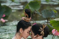 Cảnh hôn gây sốc của Mai Davika