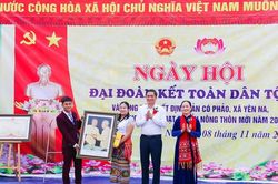 Phó Bí thư Thường trực Tỉnh ủy Hoàng Nghĩa Hiếu chung vui Ngày hội Đại đoàn kết với người dân huyện Tương Dương