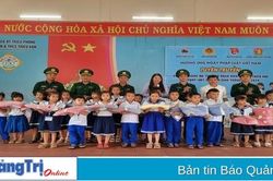 Đồn Biên phòng Triệu Vân: Trao quà trị giá 45 triệu đồng và tuyên truyền pháp luật cho người dân vùng biển