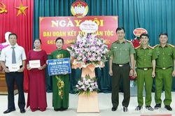 Giám đốc Công an tỉnh Phạm Kim Đĩnh dự đại đoàn kết toàn dân tộc tại tổ dân phố Vĩnh Giang