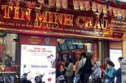 Hà Nội: Giá vàng 'nhảy múa', một số cửa hàng thông báo ngừng bán