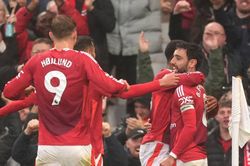 Bruno Fernandes chơi thăng hoa, MU thắng ấn tượng trên sân nhà