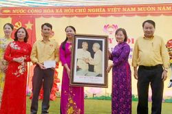Lãnh đạo đoàn đại biểu Quốc hội Nghệ An vui Ngày hội Đại đoàn kết ở thị xã Hoàng Mai