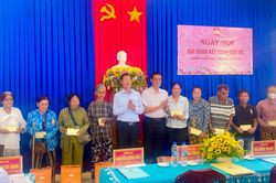 Phó Chủ tịch UBND tỉnh tham dự Ngày hội Đại đoàn kết toàn dân tộc khóm Xuân Hòa
