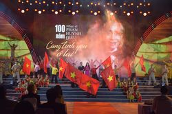 Lắng đọng chương trình nghệ thuật 'Cùng tình yêu ở lại'
