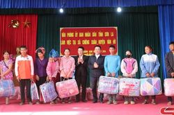 Tặng quà, khám chữa bệnh và cấp thuốc miễn phí cho nhân dân