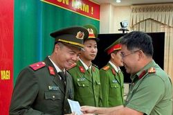 Trao tiền hỗ trợ người dân bị thiệt hại do bão Yagi và mưa lũ