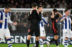 Barcelona thất bại vì... gậy ông đập lưng ông