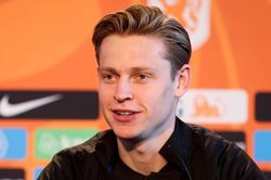 Barca gây bất ngờ với De Jong