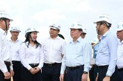 Trưởng Ban Tuyên giáo Trung ương thăm và tặng quà người dân khu tái định cư sân bay Long Thành