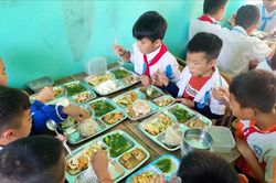 Giáo viên Trường Tiểu học Châu Phong (Quỳ Châu) góp tiền, nấu những bữa cơm ngon cho học trò hoàn cảnh khó khăn