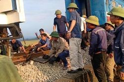 Tàu SE7 trật bánh khỏi đường ray tại Hà Tĩnh, đường sắt ách tắc cục bộ
