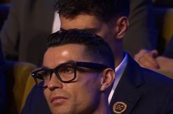 Ronaldo đeo kính lạ đi dự sự kiện